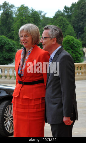 Moritzburg, Allemagne. 01 Juin, 2015. Le ministre allemand de l'intérieur Thomas de Maizière (CDU) se félicite de son homologue britannique Theresa May (l) au Château de Moritzburg à Moritzburg, Allemagne, 01 juin 2015. Le 01 et 02 juin Ministre allemand de l'intérieur Thomas de Maizière répond à ses homologues de la France, Italie, Pologne, Espagne et le Royaume-Uni (G6), ainsi que la commissaire de l'intérieur de l'UE pour des entretiens politiques au château près de Dresde. Dpa : Crédit photo alliance/Alamy Live News Banque D'Images