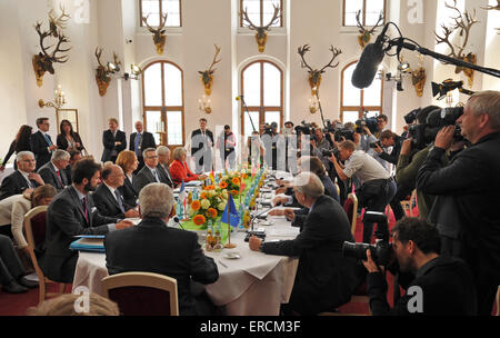 Moritzburg, Allemagne. 01 Juin, 2015. Le G6 des ministres de l'Intérieur commencent leurs pourparlers au Château de Moritzburg à Moritzburg, Allemagne, 01 juin 2015. Le 01 et 02 juin Ministre allemand de l'intérieur Thomas de Maizière répond à ses homologues de la France, Italie, Pologne, Espagne et le Royaume-Uni (G6), ainsi que la commissaire de l'intérieur de l'UE pour des entretiens politiques au château près de Dresde. Dpa : Crédit photo alliance/Alamy Live News Banque D'Images