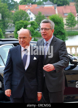 Moritzburg, Allemagne. 01 Juin, 2015. Le ministre allemand de l'intérieur Thomas de Maizière (CDU) se félicite de son homologue français Bernard Cazeneuve (l) au Château de Moritzburg à Moritzburg, Allemagne, 01 juin 2015. Le 01 et 02 juin Ministre allemand de l'intérieur Thomas de Maizière répond à ses homologues de la France, Italie, Pologne, Espagne et le Royaume-Uni (G6), ainsi que la commissaire de l'intérieur de l'UE pour des entretiens politiques au château près de Dresde. Dpa : Crédit photo alliance/Alamy Live News Banque D'Images