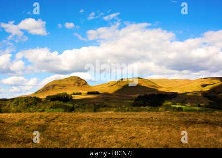 Beau paysage rural dans la région de Highlands écossais avec des patchs sur le terrain, les forêts, et de prairies. Beau ciel bleu avec des nuages Banque D'Images