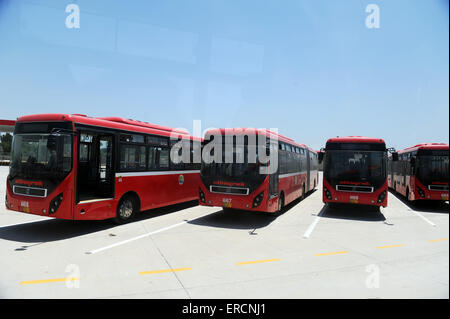 (150601) -- ISLAMABAD, 1 juin 2015 (Xinhua) -- La Chine a-bus sont vus dans le parking de bus metro" à Islamabad, Pakistan, le 1 er juin 2015. De la capitale pakistanaise Islamabad tiendra son tout premier service de transport public moderne 'Metro' plus tard cette semaine pour fournir une estimation de l'achalandage de 135 000 passagers par jour, ont déclaré lundi. Un total de 68 couleur rouge Climatisation centrale Mini-autobus, fabriqués en Chine, fournira des services aux passagers sur un parcours de 23 kilomètres entre Islamabad et sa ville sœur de Rawalpinidi, une des principales villes de l'est de la province du Pendjab. (Yucheng Garden Banque D'Images