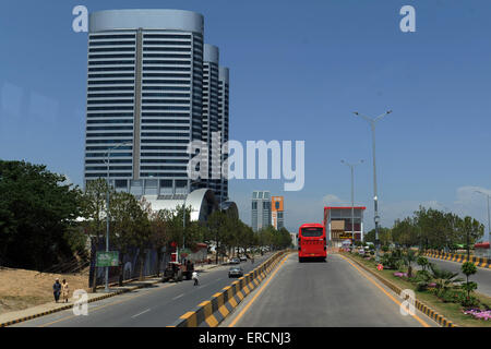 (150601) -- ISLAMABAD, 1 juin 2015 (Xinhua) -- La Chine A-bus a fait un test de conduite le long de la route de Rawalpindi-Islamabad Métro Bus Projet, à Islamabad, capitale du Pakistan le 1 juin 2015. De la capitale pakistanaise Islamabad tiendra son tout premier service de transport public moderne 'Metro' plus tard cette semaine pour fournir une estimation de l'achalandage de 135 000 passagers par jour, ont déclaré lundi. Un total de 68 couleur rouge Climatisation centrale Mini-autobus, fabriqués en Chine, fournira des services aux passagers sur un parcours de 23 kilomètres entre Islamabad et sa ville sœur de Rawalpinidi, une des Banque D'Images