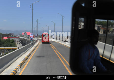 (150601) -- ISLAMABAD, 1 juin 2015 (Xinhua) -- La Chine A-bus a fait un test de conduite le long de la route de Rawalpindi-Islamabad Métro Bus Projet, à Islamabad, Pakistan, le 1 juin 2015. De la capitale pakistanaise Islamabad tiendra son tout premier service de transport public moderne 'Metro' plus tard cette semaine pour fournir une estimation de l'achalandage de 135 000 passagers par jour, ont déclaré lundi. Un total de 68 couleur rouge Climatisation centrale Mini-autobus, fabriqués en Chine, fournira des services aux passagers sur un parcours de 23 kilomètres entre Islamabad et sa ville sœur de Rawalpinidi, une des principales cit Banque D'Images