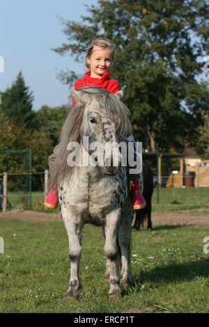 Fille avec poney shetland Banque D'Images