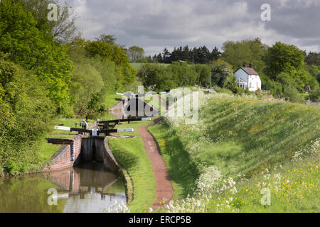 Le lever du soleil sur la serrure sur le vol Worcester & Birmingham Canal près de Tardebigge, Worcestershire, Angleterre, RU Banque D'Images