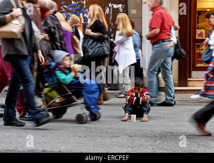 (150601) -- ISTANBUL, Juin 1, 2015(Xinhua) -- un enfant réfugié syrien se trouve à la rue Istiklal à Istanbul, Turquie, le 29 mai 2015. Certains enfants syriens réfugiés âgés de 7 à 10 ont été occupés à gagner leur vie dans la foule de la rue Istiklal à Istanbul en Turquie par la vente de boîtes de Kleenex pendant les heures de travail.(Xinhua/Il Canling) Banque D'Images