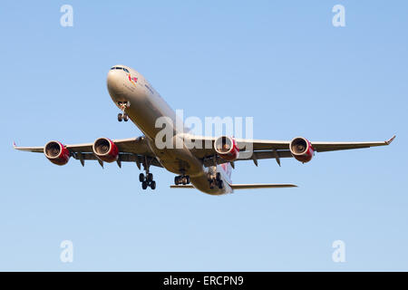 Un Airbus A340-600 se termine un autre vol long courrier, vu ici en courte finale pour la piste d'HEATHROW 09l. Banque D'Images