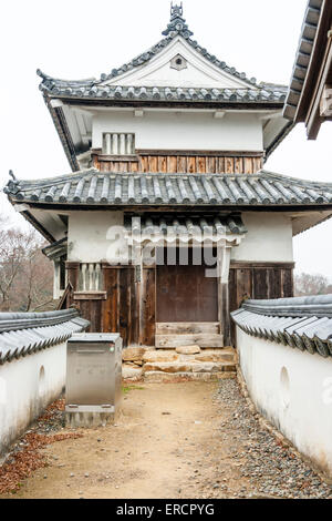 Takahashi, château de Bitchu Matsuyama au Japon. La tourelle à deux niveaux, Niju-Yagura, reliée par le mur de plâtre dobei, franched chemin vers le garde-main. Banque D'Images