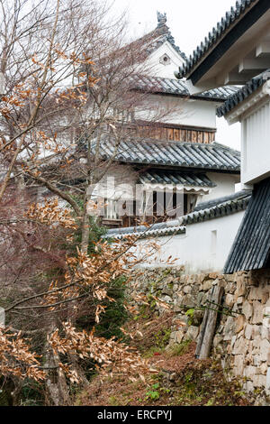 Château de Bitchu Matsuyama au Japon. Vue le long du mur extérieur de honmaru, au-delà du trou de pierre, les murs Dobei à la yagura de deux niveaux ATO-Guruwa, tourelle. Banque D'Images