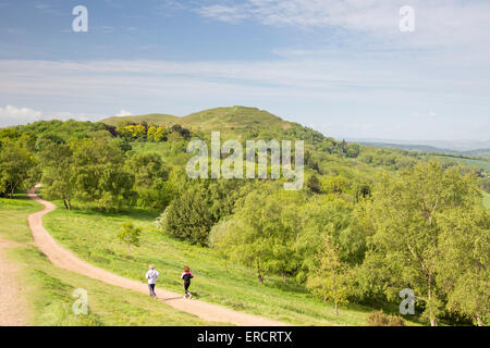 Les coureurs sur les collines de Malvern à au sud vers la balise Herefordshire '(Camp britannique) , Worcestershire, Angleterre. UK Banque D'Images