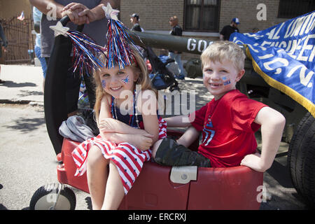 Enfants habillés pour Memorial Day dans Bay Ridge, Brooklyn pour regarder la parade annuelle. Banque D'Images