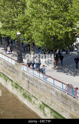 Les gens qui marchent le long de la promenade de la rive sud de Londres UK Banque D'Images