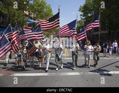 Boy Scouts et éclaireuses mars dans le Memorial Day Parade à Bay Ridge, Brooklyn portant fièrement des drapeaux américains. Banque D'Images