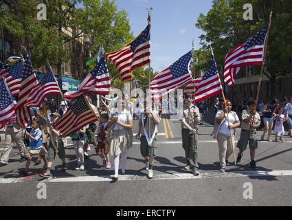 Boy Scouts et éclaireuses mars dans le Memorial Day Parade à Bay Ridge, Brooklyn portant fièrement des drapeaux américains. Banque D'Images