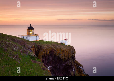 Phare de St Abb's Head Nature reserve au coucher du soleil Banque D'Images