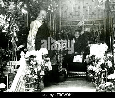14e Dalaï-lama sur son trône dans le parc à Lhassa en 1960 environ avec l'un de ses conseillers Banque D'Images