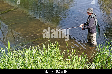 L'homme la voler-pêche dans le Wiltshire Banque D'Images