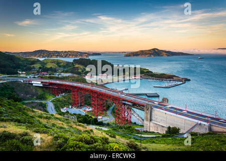 Vue du coucher de soleil de la baie de San Francisco depuis la batterie Spencer, Golden Gate National Recreation Area, à San Francisco, Californie. Banque D'Images