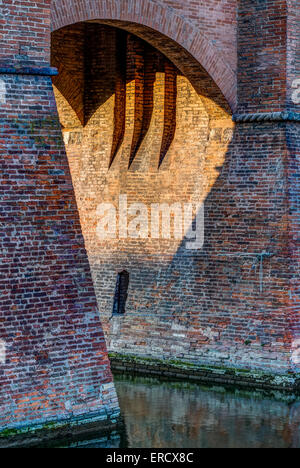 Douves et tours, Château d'Este ou Castello di San Michele, Ferrara, Italie Banque D'Images