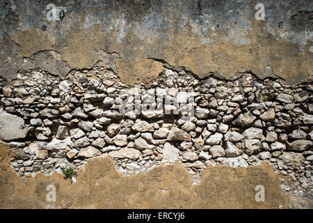 Près d'un mur en ruine en ruine et la maçonnerie de rendu montrant Banque D'Images