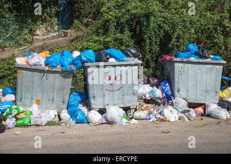 Les poubelles débordent en attente d'être vidés, extra-Mani, Messénie, Péloponnèse, Grèce. Banque D'Images