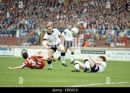 La finale de la Coupe anglo-italien au stade de Wembley. Derby County v 1 Cremonese 3. Tommy Johnson se trouve mis à la terre et Shane Nicholson regarde Mark Pembridge n bataille en milieu de terrain. 27 mars 1993. Banque D'Images