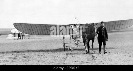 Le Blériot XI monoplane. appartenant à l'aviateur français Louis Blériot dans lequel il a fait sa traversée de la Manche le 25 juillet 1909, que l'on voit sont introduits par Cooper's horse pour affichage à Reims Aviation Week. 24 août 1909. Banque D'Images