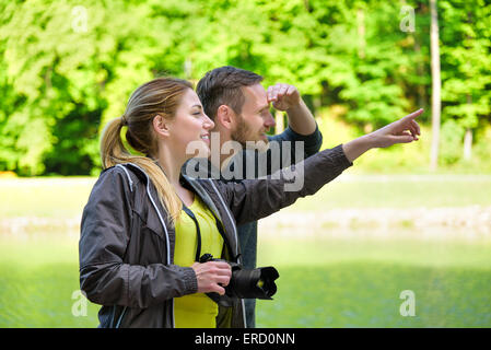 Couple heureux touristes dans la nature Banque D'Images