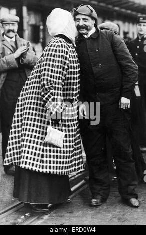 Historique de la traversée de la Manche par l'aviateur français Louis Blériot dans son monoplan. Ici, il est accueilli par son épouse après l'atterrissage à Douvres. 25 juillet 1909. Banque D'Images