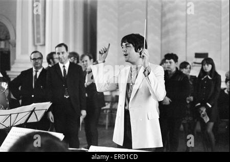 Paul McCartney des Beatles, procède à l'Black Dyke Mills Band, l'enregistrement d'un dossier, Thingmebob, écrit par Paul, pour une nouvelle série télévisée, au Victoria Hall, Saltaire, Yorkshire, le 30 juin 1968. Banque D'Images