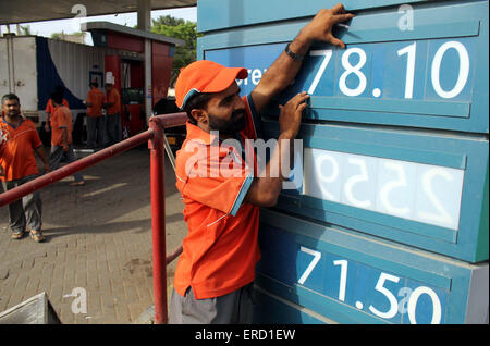 L'évolution de l'employé de la pompe à carburant le prix du carburant augmente après que les prix sur les produits pétroliers, à Karachi, le lundi, 01 juin, 2015. Prix de l'essence a été fait par Rs3.50 par litre à la suite d'une révision à la hausse des tarifs des produits pétroliers annoncés par le gouvernement. Banque D'Images