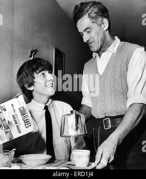 George Harrison, s'assoit pour le petit-déjeuner avec son père, Harold Hargreaves Harrison, à Liverpool, où il est revenu pour un concert à l'Empire, Liverpool ce soir, samedi 7 décembre 1963. Banque D'Images