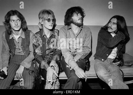 Delaney & Bonnie & Friends, Birmingham Town Hall, le jeudi 4 décembre 1969. Backstage Photo : Eric Clapton, Bonnie Bramlett, Delaney Bramlett et George Harrison qui s'est joint à eux en tant que guitariste, le premier tour d'un Beatle depuis 1966. Banque D'Images