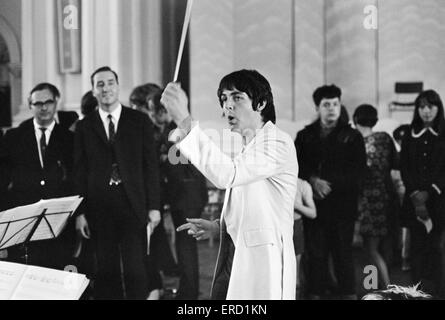 Paul McCartney des Beatles, procède à l'Black Dyke Mills Band, l'enregistrement d'un dossier, Thingmebob, écrit par Paul, pour une nouvelle série télévisée, au Victoria Hall, Saltaire, Yorkshire, le 30 juin 1968. Banque D'Images