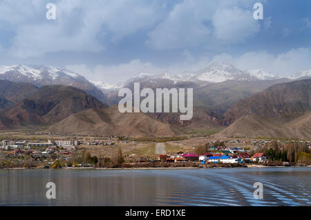 Vue sur le lac Issyk-kul à Cholpon-ata. Kirghizistan Banque D'Images