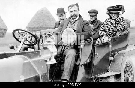 L'aviateur français Louis Blériot à Calais accompagné de sa femme alors qu'il se prépare pour sa traversée de la Manche dans son monoplan 22 juillet 1909. Banque D'Images