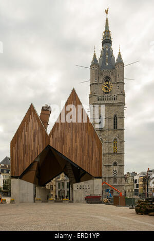 L'hôtel de ville (Stadshal) (2012) et Belfort tour de Gand, en Belgique, le côté de la Place Emile Braun Poeljemarkt. Banque D'Images