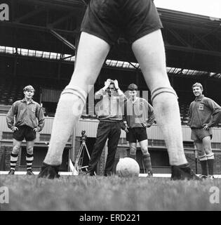 Derby County session de formation prises par leur gestionnaire de 31 ans, Brian Clough. 11 octobre 1967. Banque D'Images