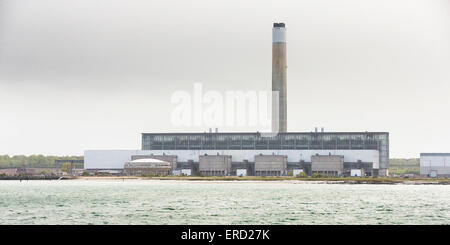 Une vue générale de la centrale électrique à Fawley près de Southampton, vu de l'eau. Photo Date dimanche 3 mai 2015. Pictur Banque D'Images