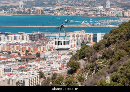 Vue de la ville de Gibraltar et du téléphérique à proximité du haut de rocher de Gibraltar Banque D'Images