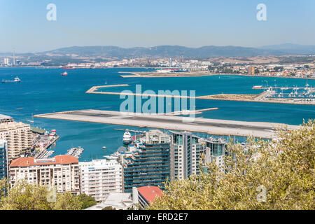 Vue aérienne de la piste de l'aéroport et le port de plaisance à Gibraltar Banque D'Images