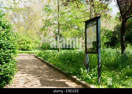 Les jardins au milieu de Ladbroke Square dans le quartier de Notting Hill sont ouvert qu'aux résidents de la place. Banque D'Images