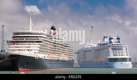 L'Hymne Royal Caribbean International de la mer (à droite) passe la ligne Cunard Queen Elizabeth alors qu'elle quitte Southampton. Banque D'Images