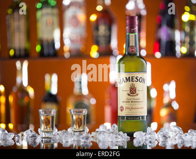 PRAGUE, CZ - 5 mai 2015 : Jameson Whiskey sur bar 24. Blended Irish whiskey Jameson est produit par l'Irish Distillers subsidi Banque D'Images