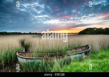 Superbe magnifique lever de soleil sur un vieux bateau de pêche en roseaux au port de Poole, dans le Dorset Banque D'Images