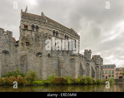 Murs de Het Gravensteen, 'Château des Comtes", siège des comtes de Flandre, donnant sur le centre-ville de Gand, Belgique. Banque D'Images