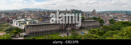 St Andrew's House vu de Calton Hill, Édimbourg, Royaume-Uni Banque D'Images