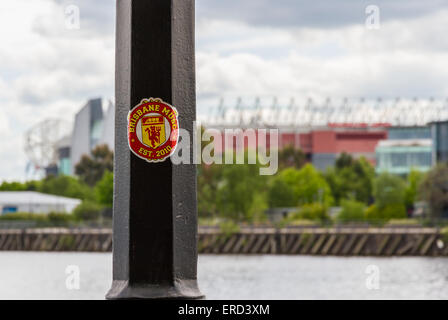 Le MUSC de Brisbane, Manchester United Club autocollant sur un lampadaire en face de Old Trafford Banque D'Images