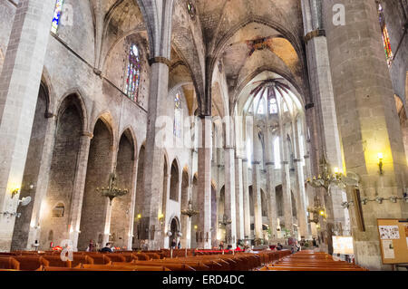 Intérieur de la basilique de Santa María del Mar à Barcelone, Catalogne, Espagne la Ribera-Born Banque D'Images