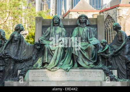 Statue de frères Van Eyck derrière la Cathédrale Saint-Bavon (Sint Baafskathedraal), Gand, Belgique Banque D'Images